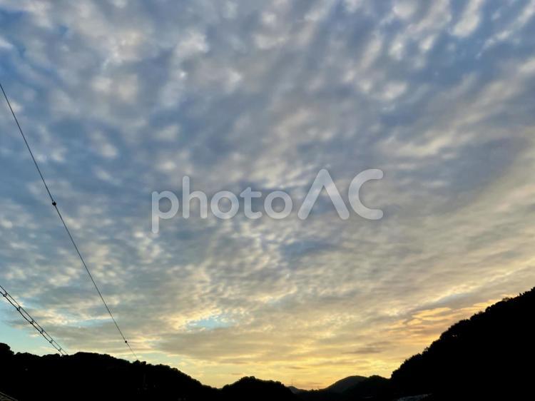 曇りの日の夕焼け 空,夕景,風景の写真素材