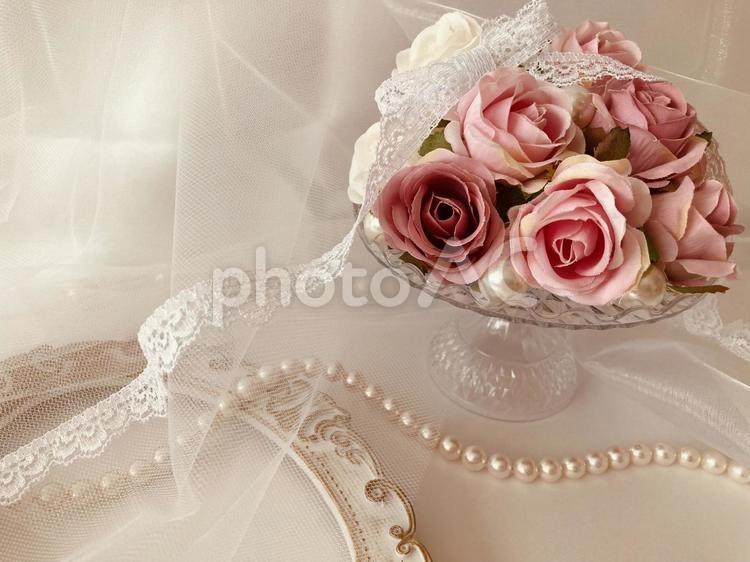 ピンクの薔薇とパールとチュールとレース 薔薇,花,ピンクの写真素材