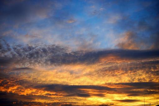 燃えるような夕焼け空のグラデーション 夕焼け,夕暮れ,空の写真素材