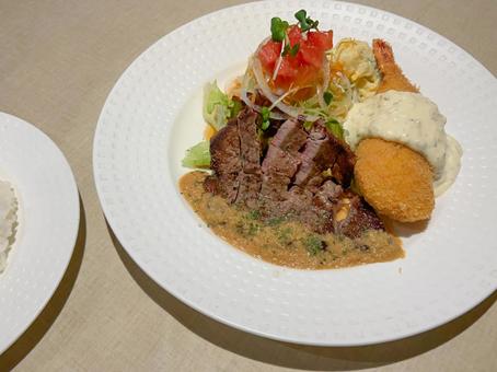 ヒレ肉ステーキとエビクリームコロッケ ヒレ肉ステーキとエビクリームコロッケ ヒレ肉,ステーキ,海老の写真素材