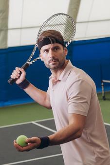 集中した表情の男性テニスプレーヤー 男性,外国人,テニスの写真素材