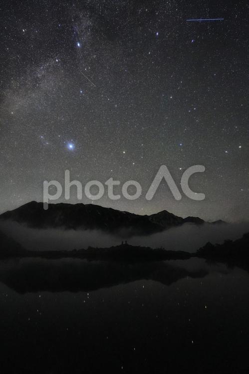 八方池にかかるガスと北アルプス 星空,自然,夜の写真素材