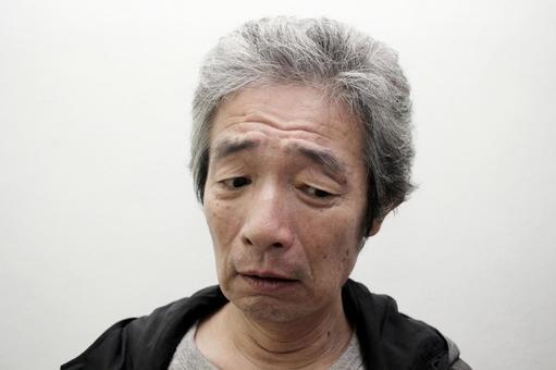 悩むシニア男性 悩むシニア男性の写真