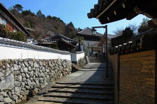 東大寺 二月堂 裏参道 土塀 石垣 石畳 東大寺 二月堂 裏参道 土塀 石垣 石畳 東大寺,二月堂,裏参道の写真素材