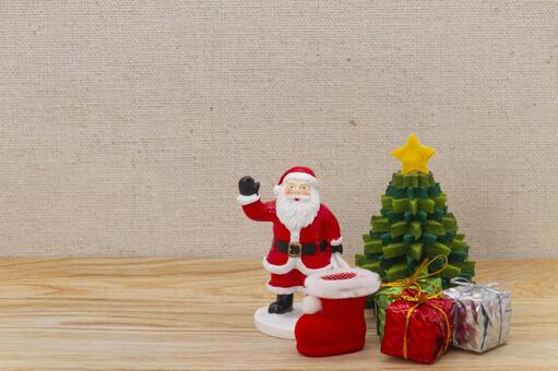 サンタとクリスマスツリーとプレゼント サンタクロース,クリスマスツリー,プレゼントの写真素材