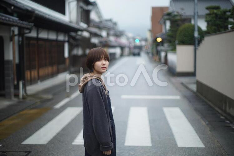 古い街並みとボーイッシュな女の子 空き家,市街地,平屋の写真素材