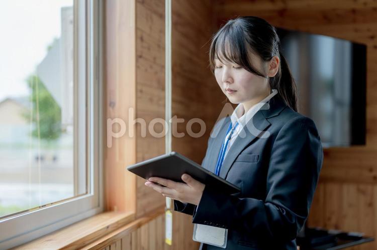 タブレットを見るビジネスウーマン タブレット,女性,スーツの写真素材