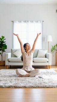 部屋で深呼吸する若い女性 部屋で深呼吸する若い女性の写真
