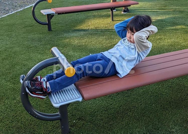 公園でトレーニングする男の子 トレーニング,腹筋,運動の写真素材