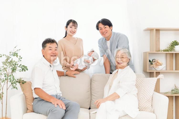 赤ちゃんを抱いた夫婦と老夫婦（里帰り） 孫,里帰り,帰省の写真素材