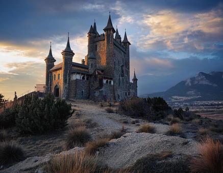 荒涼とした丘の古城の写真