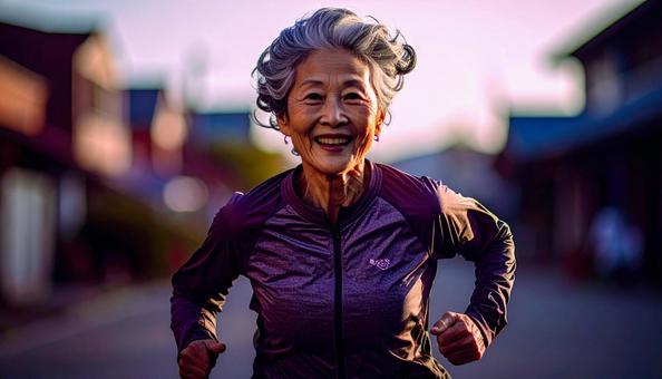全力ダッシュする日本人シニア女性 全力ダッシュする日本人シニア女性の写真