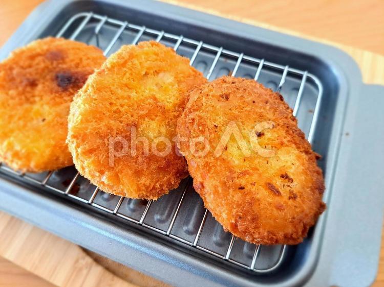 コロッケ　揚げたて　3個 コロッケ,揚げ物,食べ物の写真素材