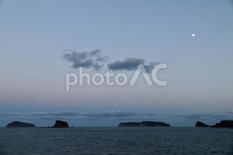 海と月と岩 海,夕暮れ,隠岐の写真素材