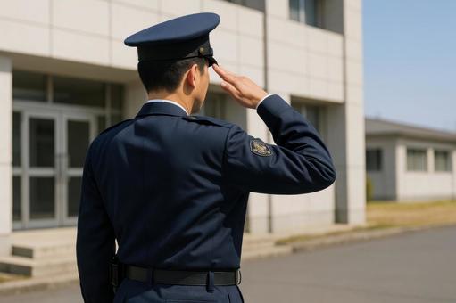 敬礼する警察官 敬礼する警察官の写真