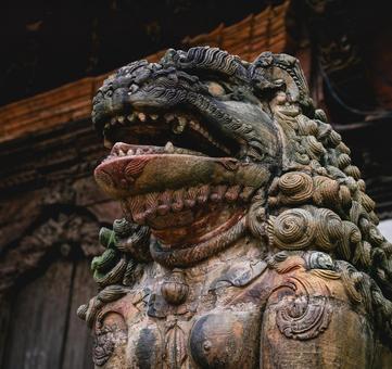 ネパールのパタン寺院前の狛犬 ネパールのパタン寺院前の狛犬の写真