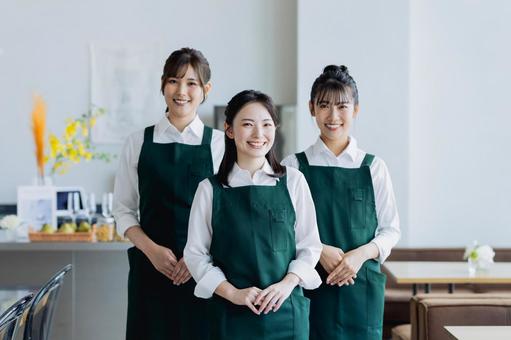 カフェで働く若い女性 カフェで働く若い女性 女性,カフェ,アルバイトの写真素材