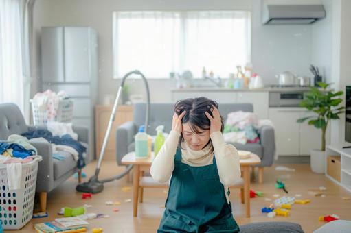 頭を抱えた主婦 頭を抱えた主婦 主婦,母親,女性の写真素材