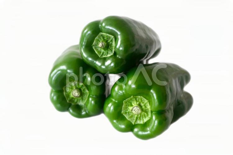 ピーマン３個　切り抜き ピーマン,野菜,料理の写真素材