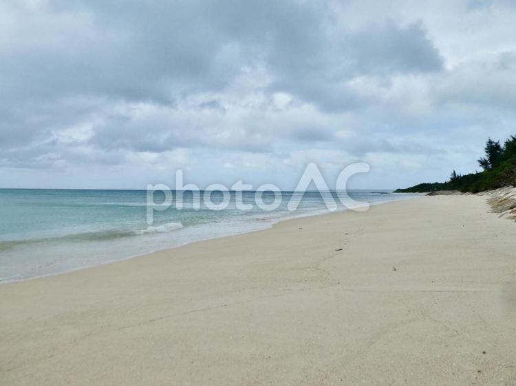 沖縄県宮古島　白いビーチと海の風景 沖縄,宮古島,海の写真素材