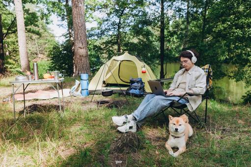 テント前で犬と休む男性と女性 男性,外国人,犬の写真素材