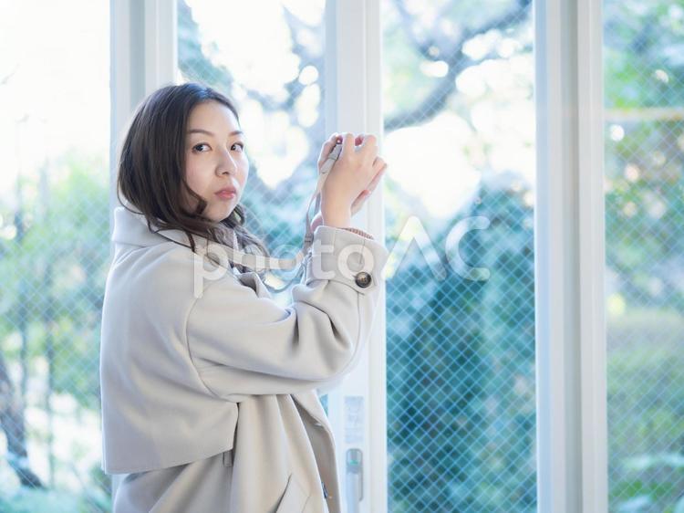 22：カメラを構える女性 女性,女の子,人物の写真素材