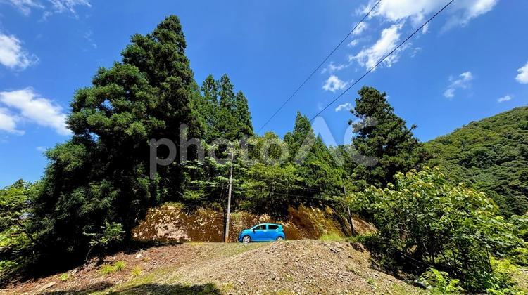 青い車と夏の大自然① 車,キャンプ,田舎の写真素材