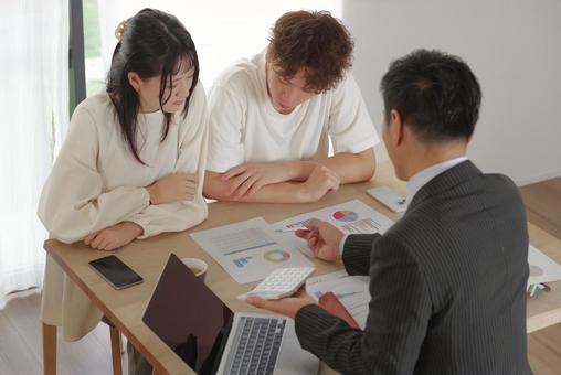 保険や資産運用の相談をするカップル 保険や資産運用の相談をするカップル 商談,契約,カウンセリングの写真素材