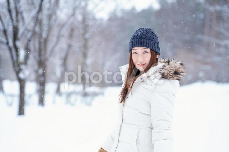 雪の中にいる女性（冬・横顔） 冬,雪,雪山の写真素材