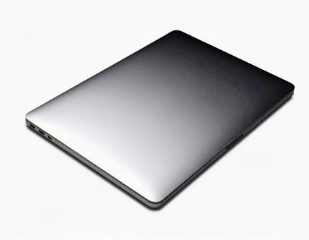 画面を閉じたノートパソコンの写真