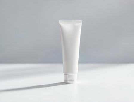白い背景に立つハンドクリームのチューブの写真