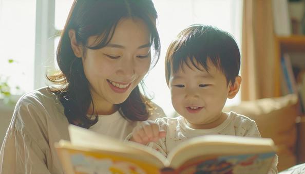 絵本を読む母親の写真