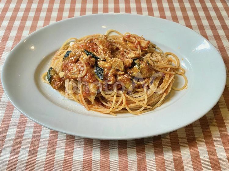 ローストチキンと秋ナスのトマトソースのパスタ パスタ,ローストチキン,秋ナスの写真素材