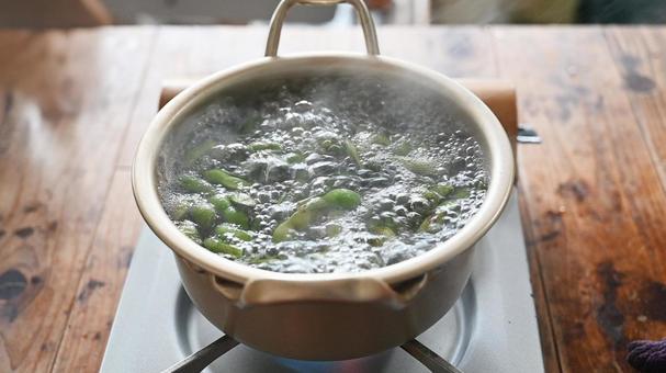 枝豆茹でてる 枝豆茹でてる フード,枝豆,収穫の写真素材