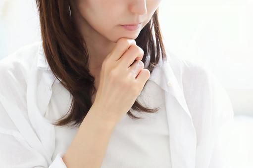 悩む女性 悩む女性の写真