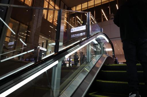 光るエスカレーター　の写真
