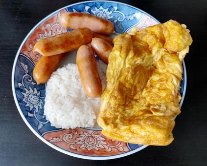 和皿に盛られたソーセージとオムレツ 和皿に盛られたソーセージとオムレツ 朝食,ソーセージ,オムレツの写真素材