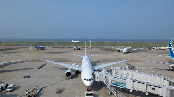 羽田空港にて待機中の航空機 羽田空港にて待機中の航空機 出張,羽田空港,飛行機の写真素材