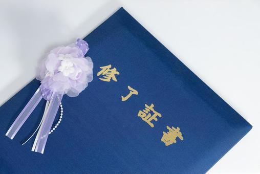 紺色の修了証書とコサージュ 紺色の修了証書とコサージュの写真
