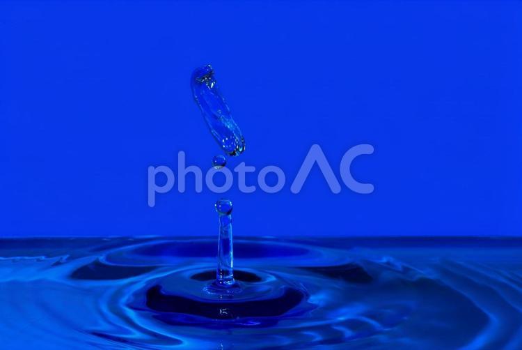 水滴と水滴の衝突 水滴と水滴の衝突,ブルーハワイ,水滴の写真素材