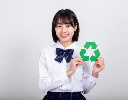 リサイクルマークを持つ女子高生のイメージ リサイクルマークを持つ女子高生のイメージの写真