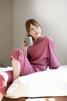 ベッドでくつろぐ女性 ベッドでくつろぐ女性 女性,人物,ベッドの写真素材