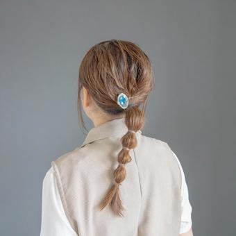 おしゃれなバブルポニーテールの後ろ姿 おしゃれなバブルポニーテールの後ろ姿の写真