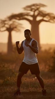 アフリカ人男性ボクサーの力強い眼差し アフリカ人男性ボクサーの力強い眼差しの写真