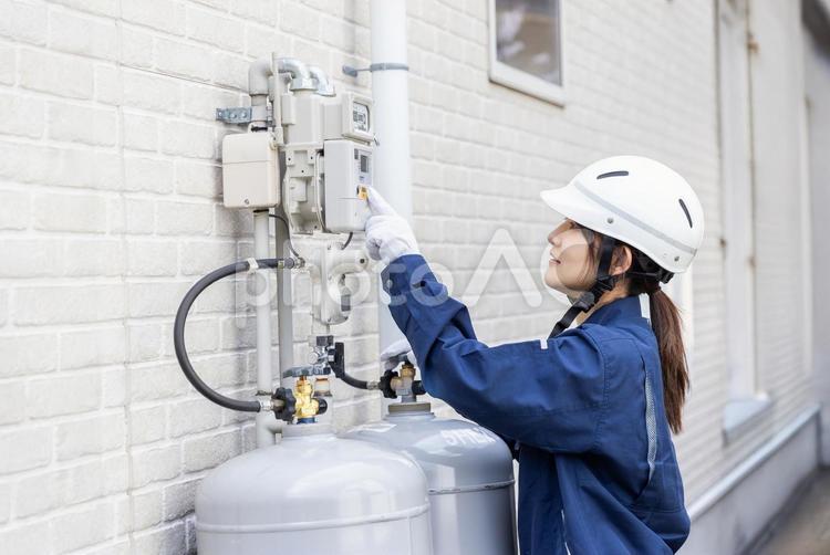 ガスメーターの点検作業をする女性 ガス,ガスメーター,点検の写真素材