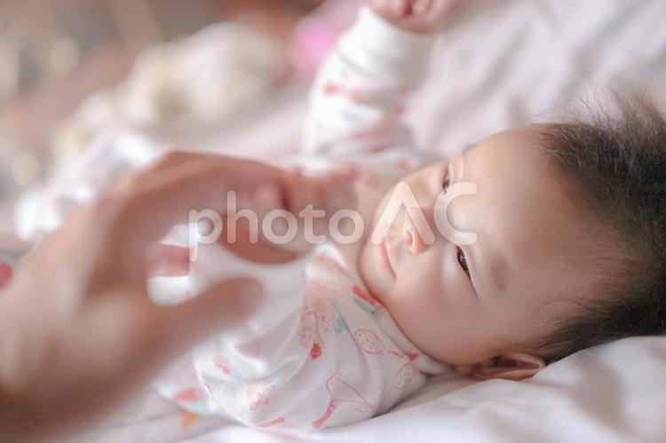 大人の指を握る赤ちゃん(その１３) 赤ちゃん,家族,日本人の写真素材