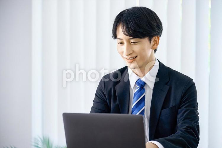 ビジネスマン　会社　デスクワーク ビジネスマン,デスクワーク,ノートパソコンの写真素材