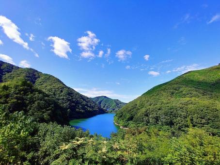 夏から秋の山間のダム湖と青空 夏から秋の山間のダム湖と青空 山,ダム湖,青空の写真素材