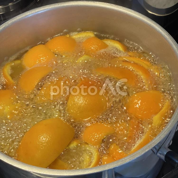 鍋の中のオレンジピール　煮ているところ オレンジピール,皮,柑橘類の写真素材