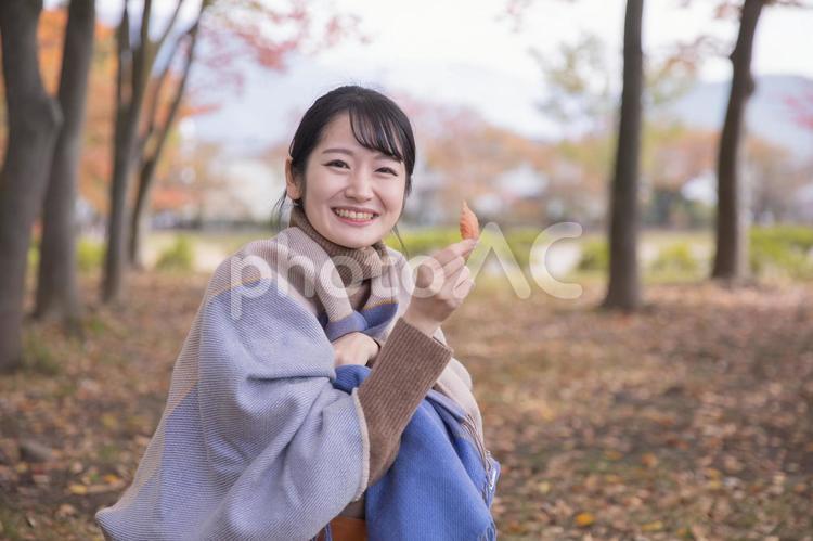 紅葉狩り・秋の訪れを感じる女性 紅葉,秋,女性の写真素材